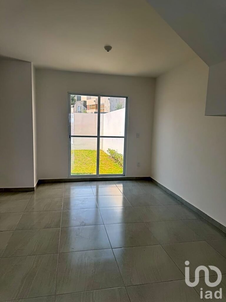 CASA EN VENTA, NUEVA , UBICADA MUY CERCA A LA ESTACION DEL TREN. EN ZINACANTEPEC.