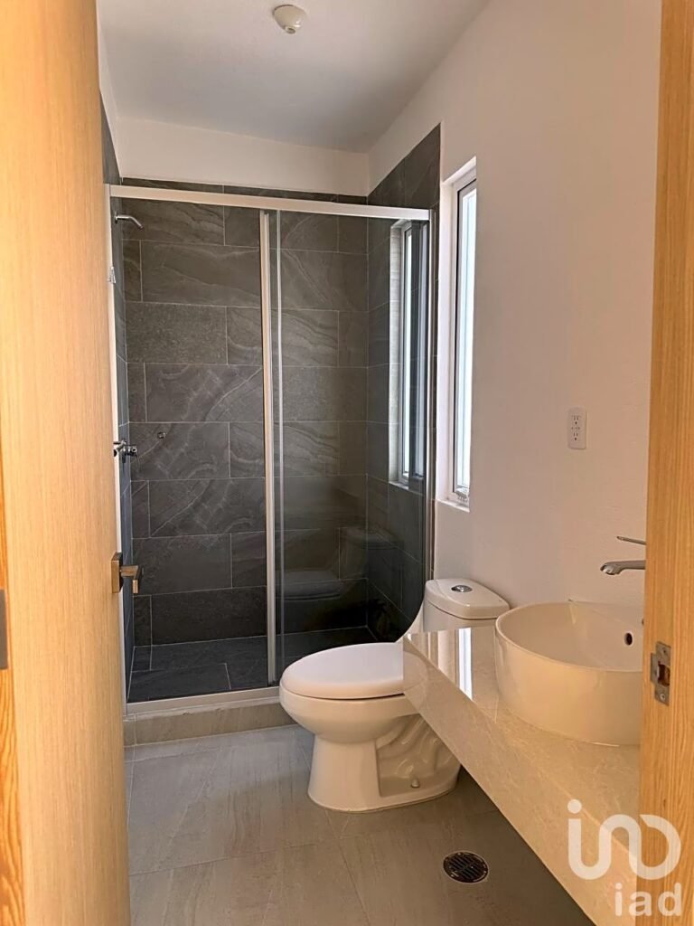 CASA EN VENTA, NUEVA , UBICADA MUY CERCA A LA ESTACION DEL TREN. EN ZINACANTEPEC.
