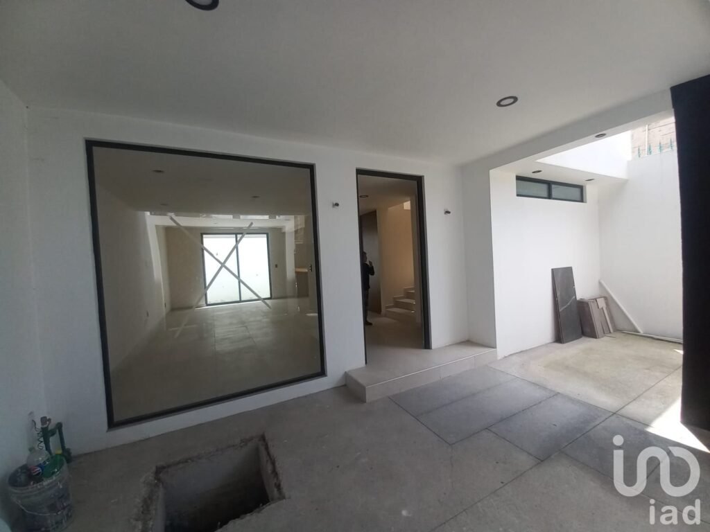 EN VENTA  CASA NUEVA, EN UNA EXCELENTE UBICACION, A MEDIA CUADRA DE PASEO TOLLOCAN.