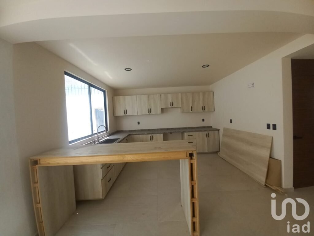 EN VENTA  CASA NUEVA, EN UNA EXCELENTE UBICACION, A MEDIA CUADRA DE PASEO TOLLOCAN.