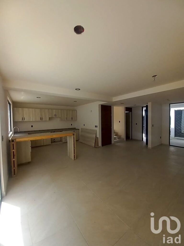 EN VENTA  CASA NUEVA, EN UNA EXCELENTE UBICACION, A MEDIA CUADRA DE PASEO TOLLOCAN.