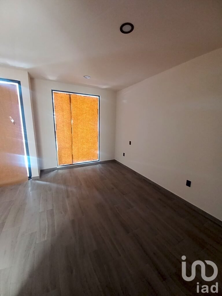 EN VENTA  CASA NUEVA, EN UNA EXCELENTE UBICACION, A MEDIA CUADRA DE PASEO TOLLOCAN.
