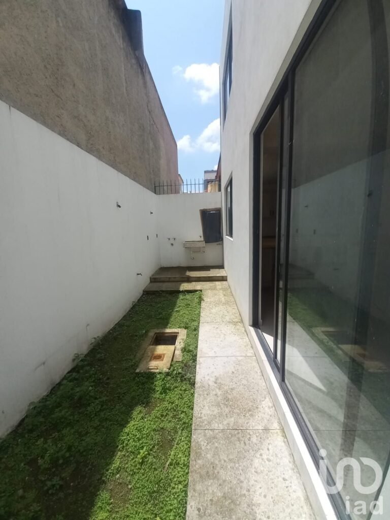 EN VENTA  CASA NUEVA, EN UNA EXCELENTE UBICACION, A MEDIA CUADRA DE PASEO TOLLOCAN.