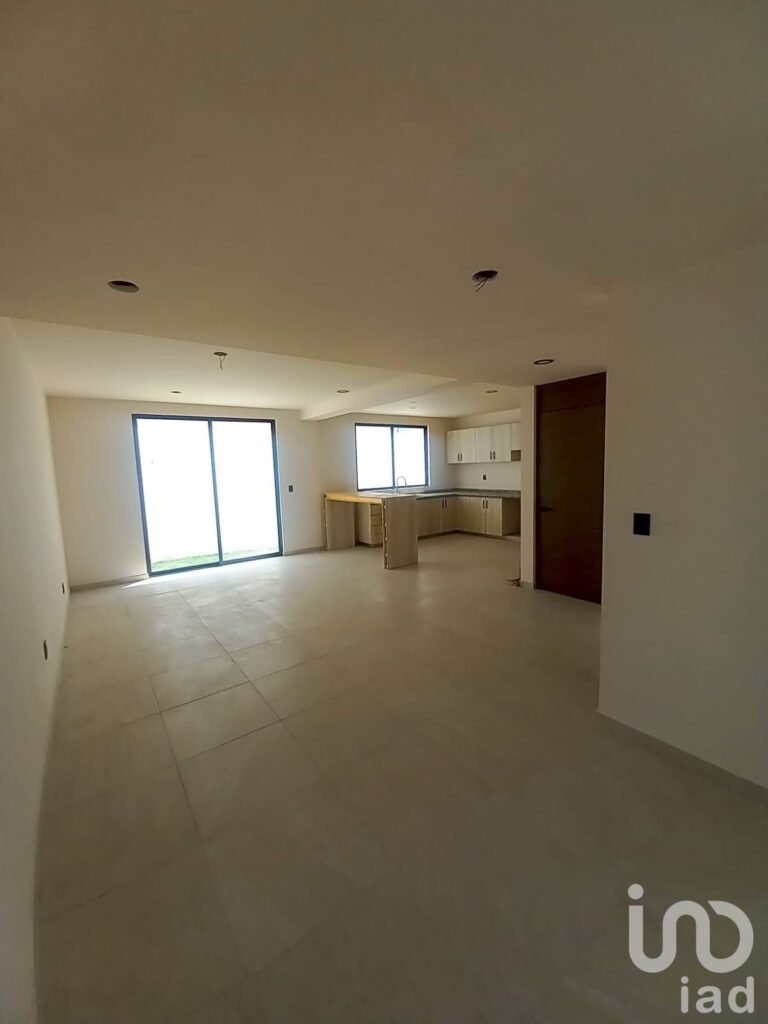 EN VENTA  CASA NUEVA, EN UNA EXCELENTE UBICACION, A MEDIA CUADRA DE PASEO TOLLOCAN.