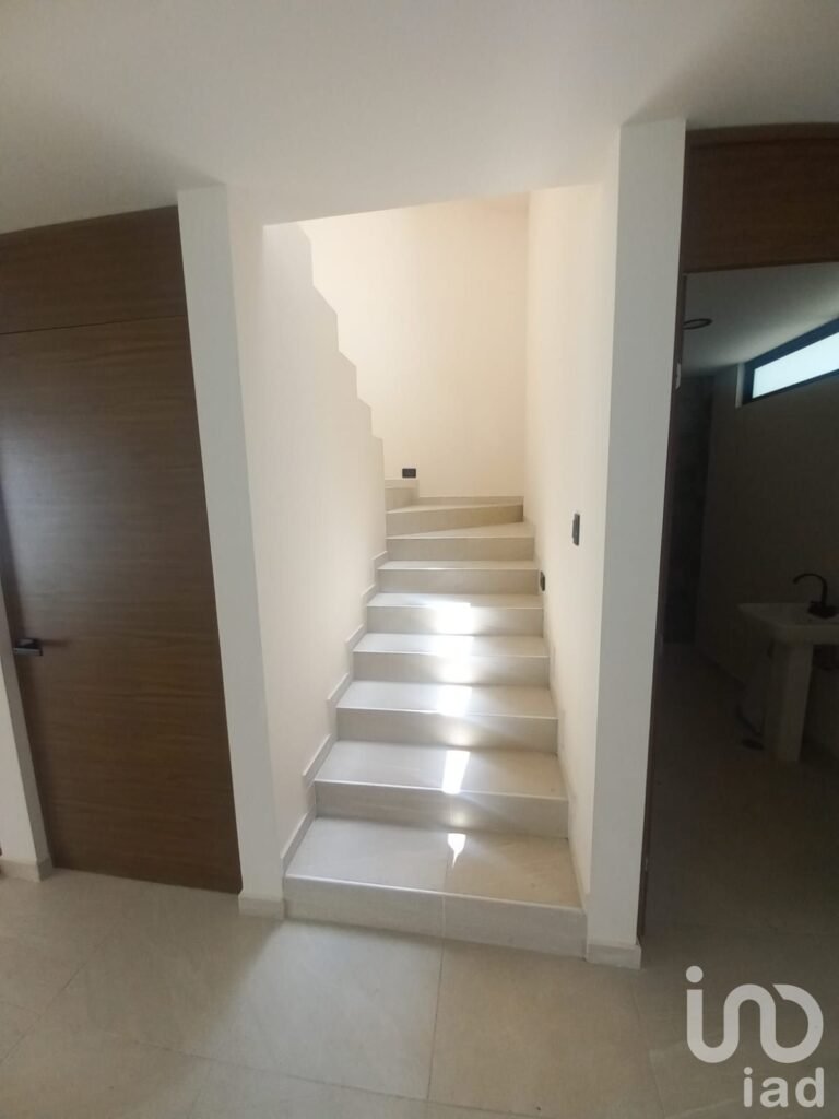 EN VENTA  CASA NUEVA, EN UNA EXCELENTE UBICACION, A MEDIA CUADRA DE PASEO TOLLOCAN.