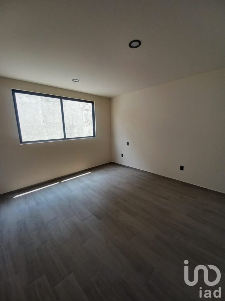EN VENTA  CASA NUEVA, EN UNA EXCELENTE UBICACION, A MEDIA CUADRA DE PASEO TOLLOCAN.