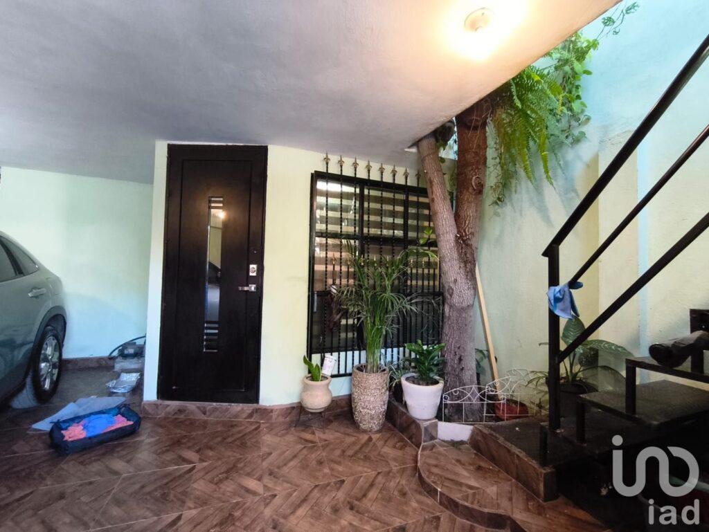 Casa en VENTA en Fraccionamiento Industrias muy cerca de Plaza Sendero