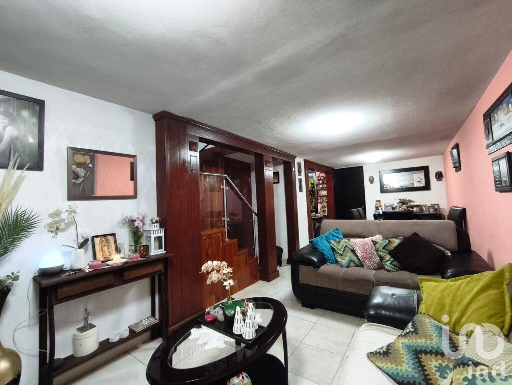 Casa en VENTA en Fraccionamiento Industrias muy cerca de Plaza Sendero