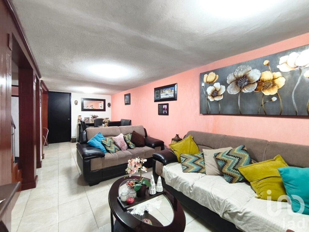 Casa en VENTA en Fraccionamiento Industrias muy cerca de Plaza Sendero