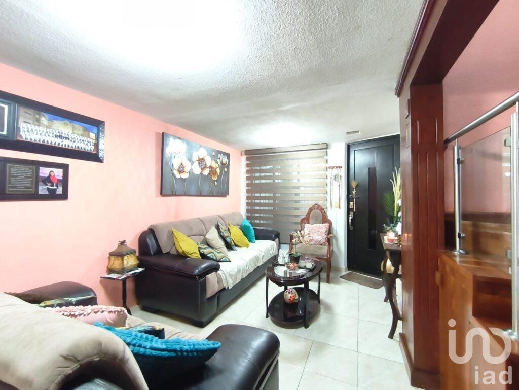 Casa en VENTA en Fraccionamiento Industrias muy cerca de Plaza Sendero