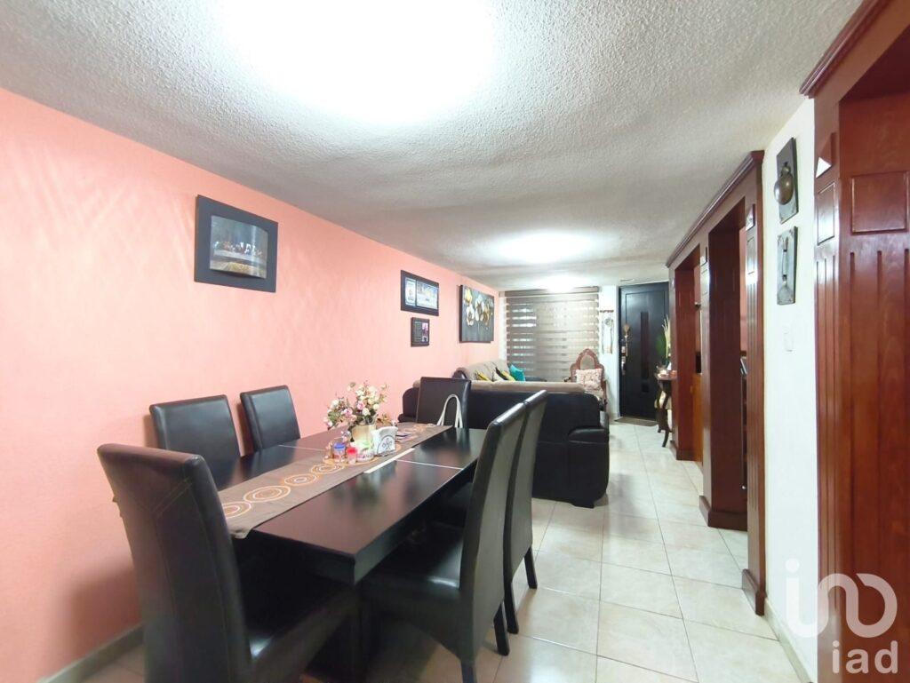 Casa en VENTA en Fraccionamiento Industrias muy cerca de Plaza Sendero