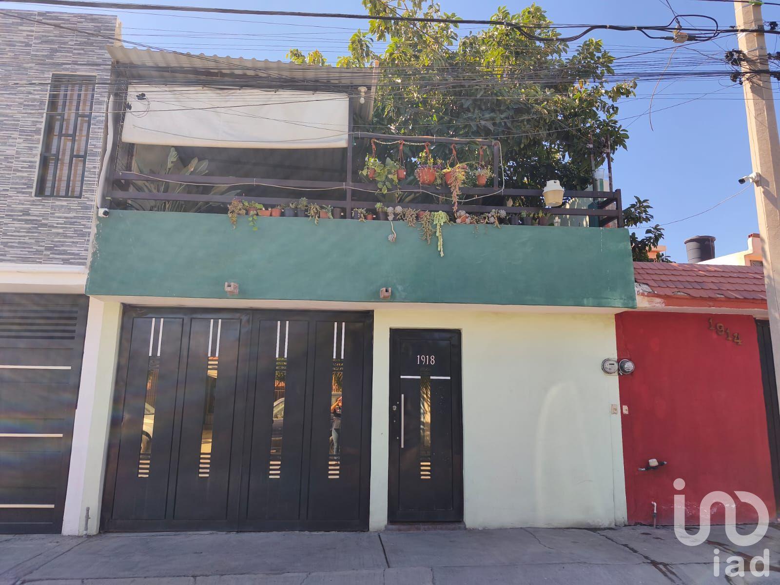 Casa en VENTA en Fraccionamiento Industrias muy cerca de Plaza Sendero