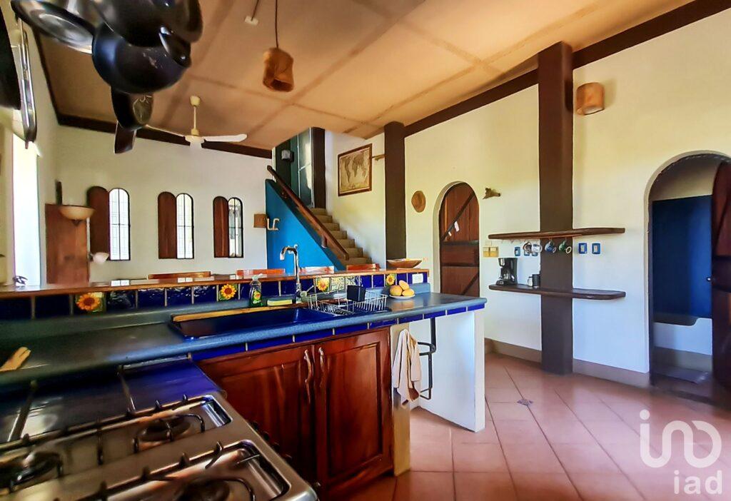 CASA CON ALBERCA Y VISTA AL MAR + 2 DEPARTAMENTOS ESPACIOSOS – ¡OPORTUNIDAD ÚNICA!