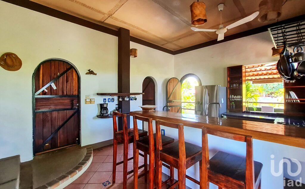 CASA CON ALBERCA Y VISTA AL MAR + 2 DEPARTAMENTOS ESPACIOSOS – ¡OPORTUNIDAD ÚNICA!