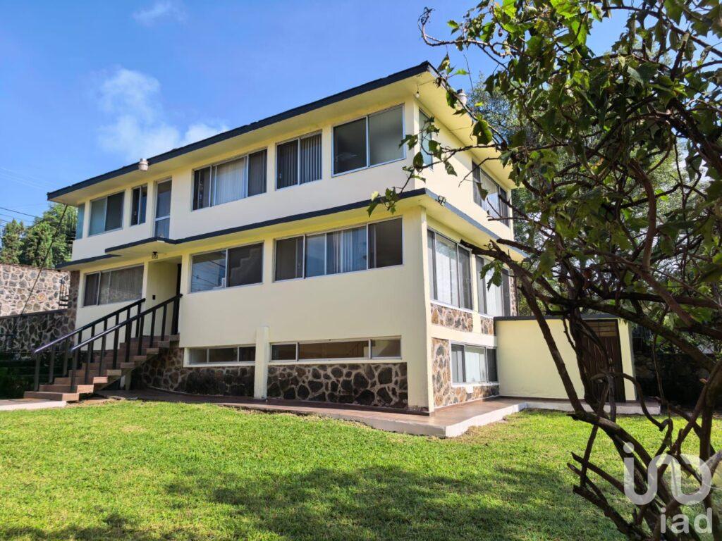 Casa en Venta en Ahuatepec, Cuernavaca. ¡Clima ideal y Jardín espectacular! Se aceptan créditos.