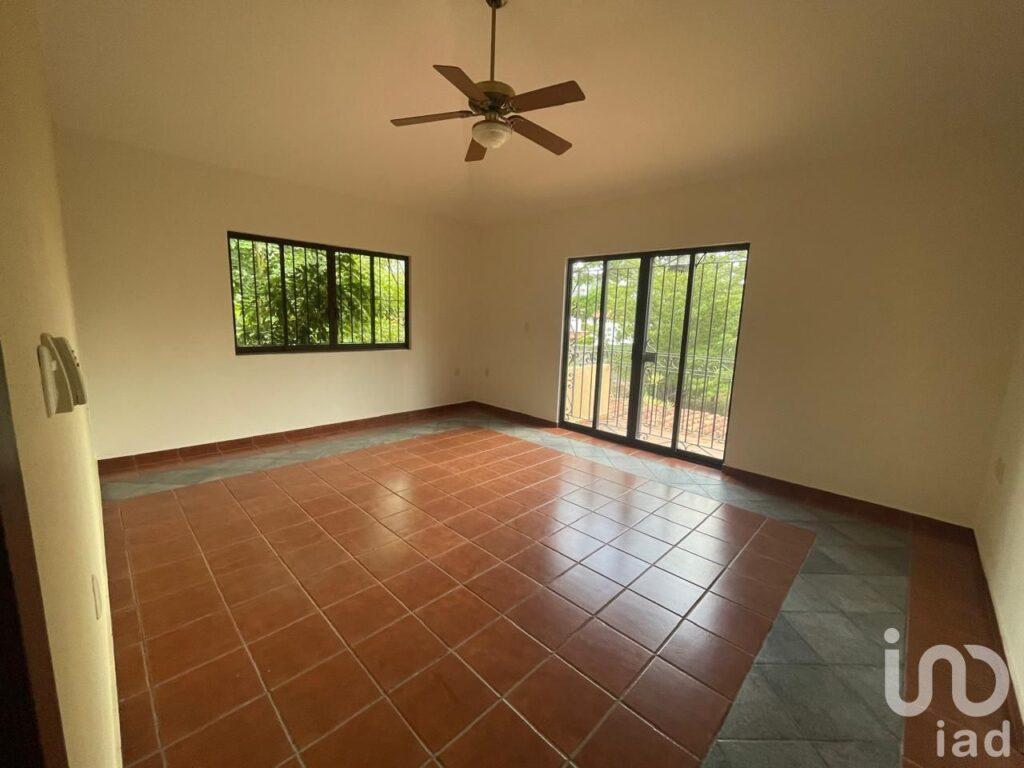 PROPIEDAD EN FRACCIONAMIENTO EN COMALA CON HUERTA/JARDIN