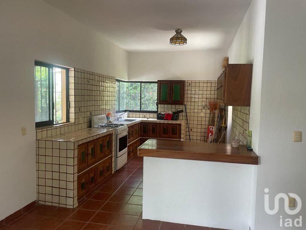 PROPIEDAD EN FRACCIONAMIENTO EN COMALA CON HUERTA/JARDIN