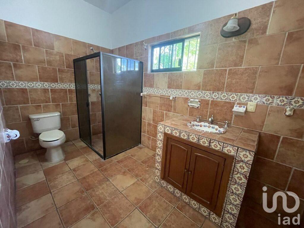 PROPIEDAD EN FRACCIONAMIENTO EN COMALA CON HUERTA/JARDIN