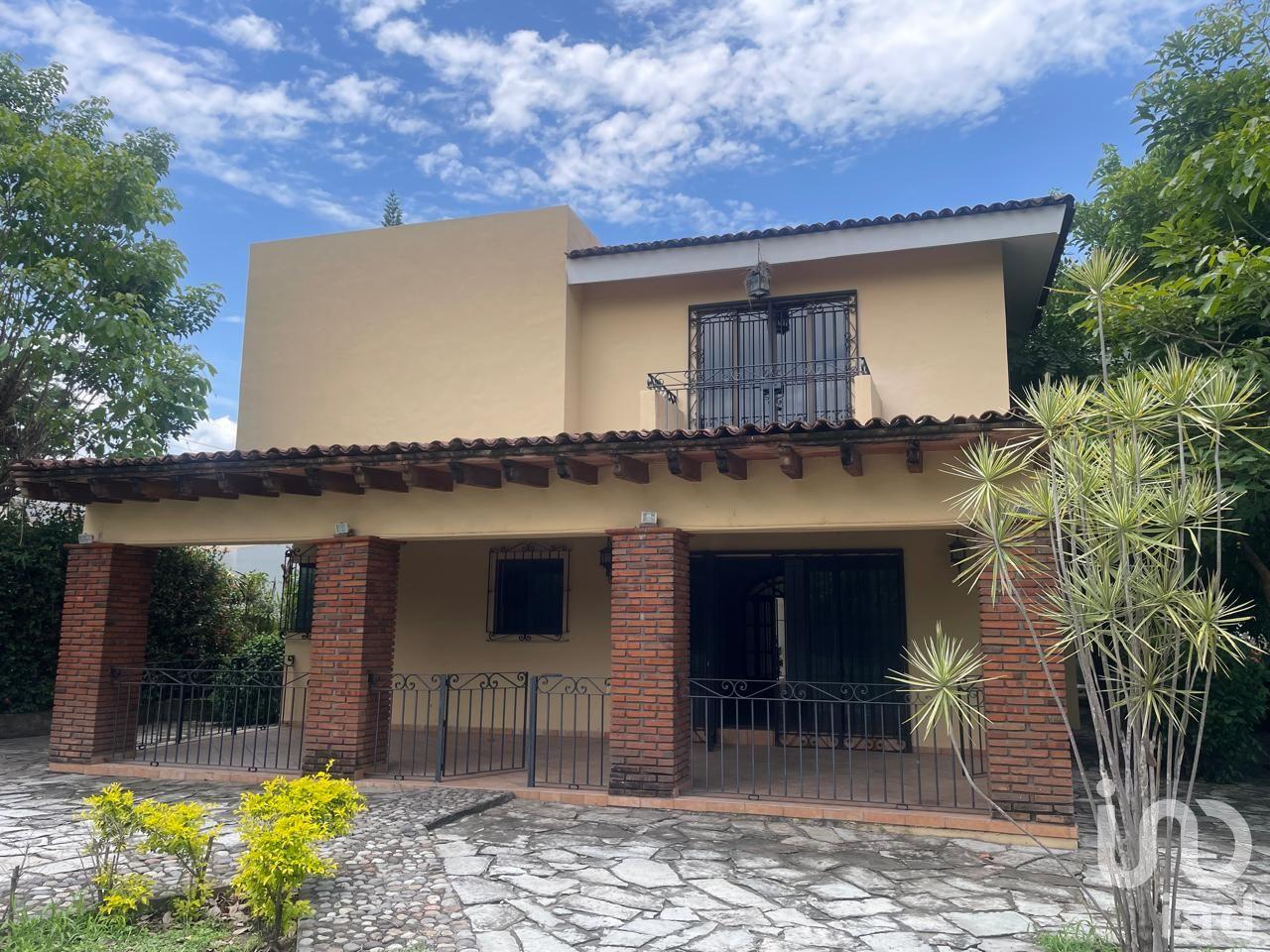 PROPIEDAD EN FRACCIONAMIENTO EN COMALA CON HUERTA/JARDIN