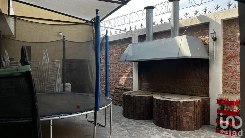 EDIFICIO COMERCIAL EN VENTA, SAN JUAN DEL RÍO, QRO. BAR O RESTAURANTE CON  HOYOS PARA BARBACOA