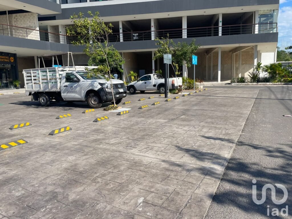 LOCALES EN VENTA EN PRIMER NIVEL, EN CONKAL, YUCATÁN, DENTRO DE PLAZA COMERCIAL