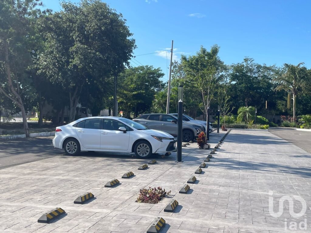 LOCALES EN VENTA EN PRIMER NIVEL, EN CONKAL, YUCATÁN, DENTRO DE PLAZA COMERCIAL