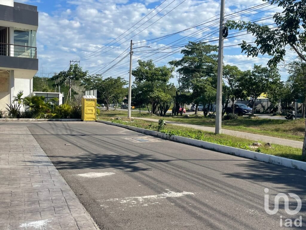 LOCALES EN VENTA EN PRIMER NIVEL, EN CONKAL, YUCATÁN, DENTRO DE PLAZA COMERCIAL