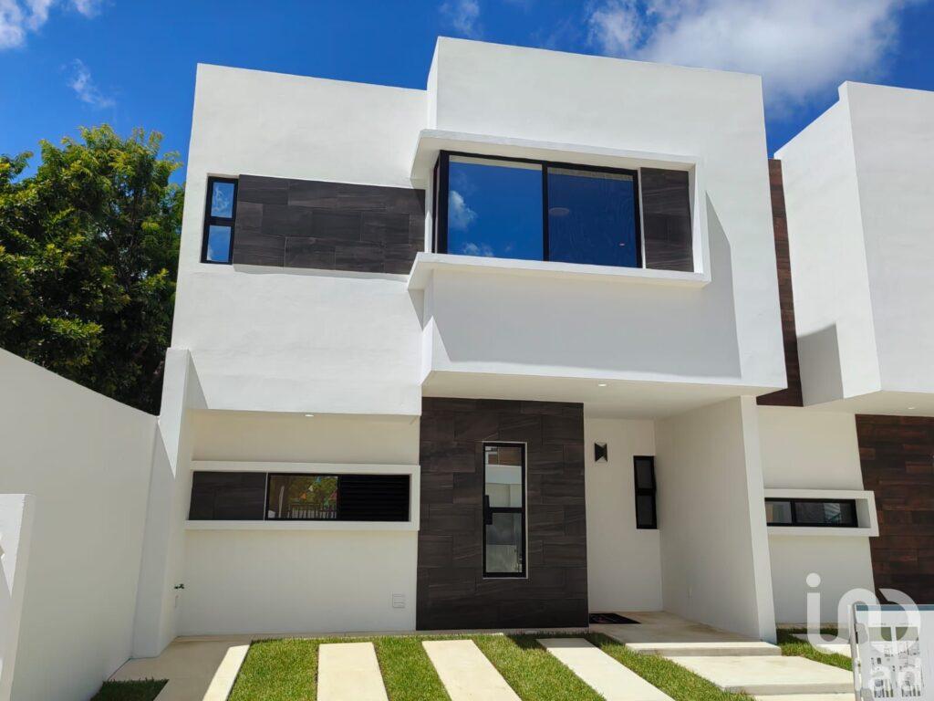 CASA EN VENTA CON AMENIDADES Y AREAS DE MEDITACION EN LA AV. HUAYACAN, Q.ROO