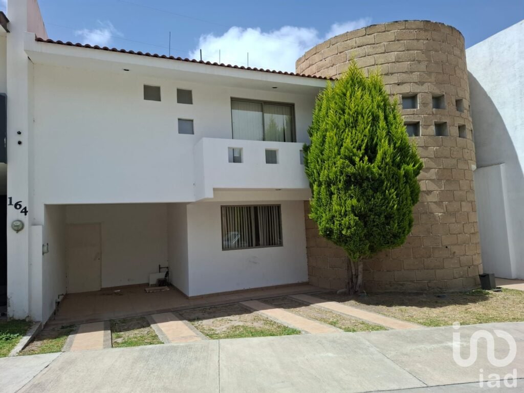 RENTA DE CASA EN FRACC. MIRAVALLE EN ZONA PONIENTE EN CD. DE SAN LUIS POTOSI FRENTE A PLAZA SAN LUIS