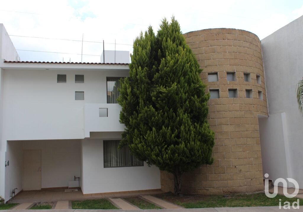 RENTA DE CASA EN FRACC. MIRAVALLE EN ZONA PONIENTE EN CD. DE SAN LUIS POTOSI FRENTE A PLAZA SAN LUIS