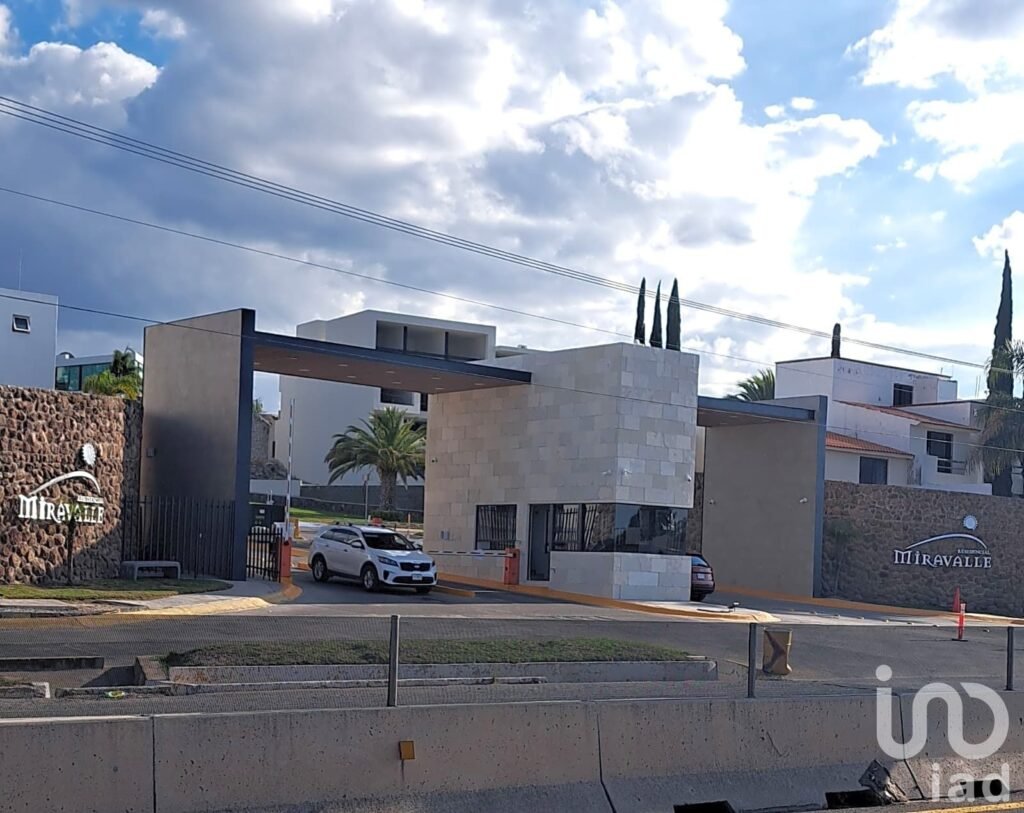 RENTA DE CASA EN FRACC. MIRAVALLE EN ZONA PONIENTE EN CD. DE SAN LUIS POTOSI FRENTE A PLAZA SAN LUIS