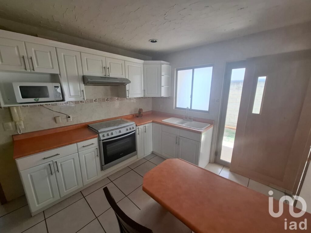 RENTA DE CASA EN FRACC. MIRAVALLE EN ZONA PONIENTE EN CD. DE SAN LUIS POTOSI FRENTE A PLAZA SAN LUIS