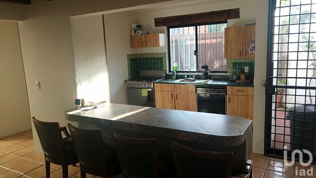 CASA SOLA EN VENTA EN FRACCIONAMIENTO EN ZONA NORTE DE CUERNAVACA PRIVADA ZAMORA COLONIA MARAVILLAS