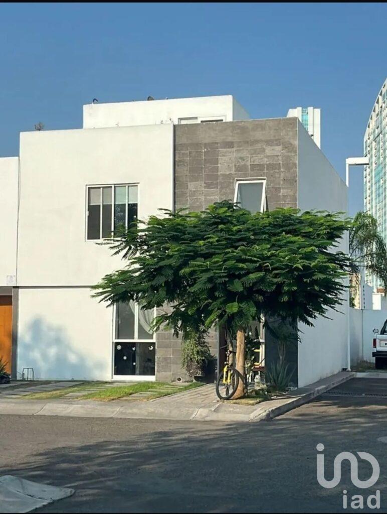 VENTA DE CASA EN JRIQUILLA SANTA FE