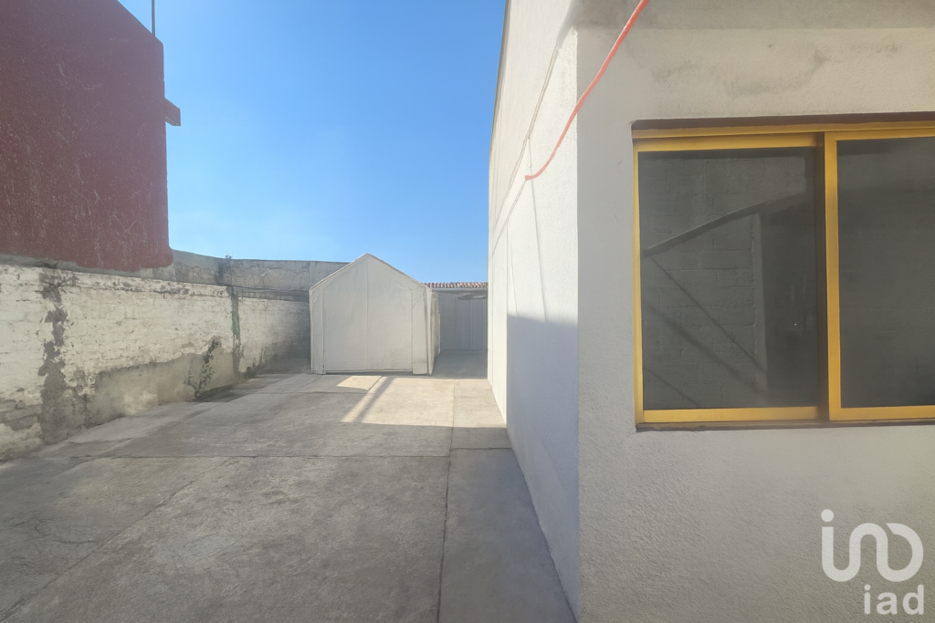 Inmueble con dos viviendas y amplio terreno