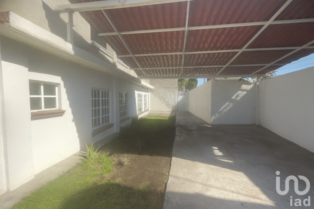 Inmueble con dos viviendas y amplio terreno