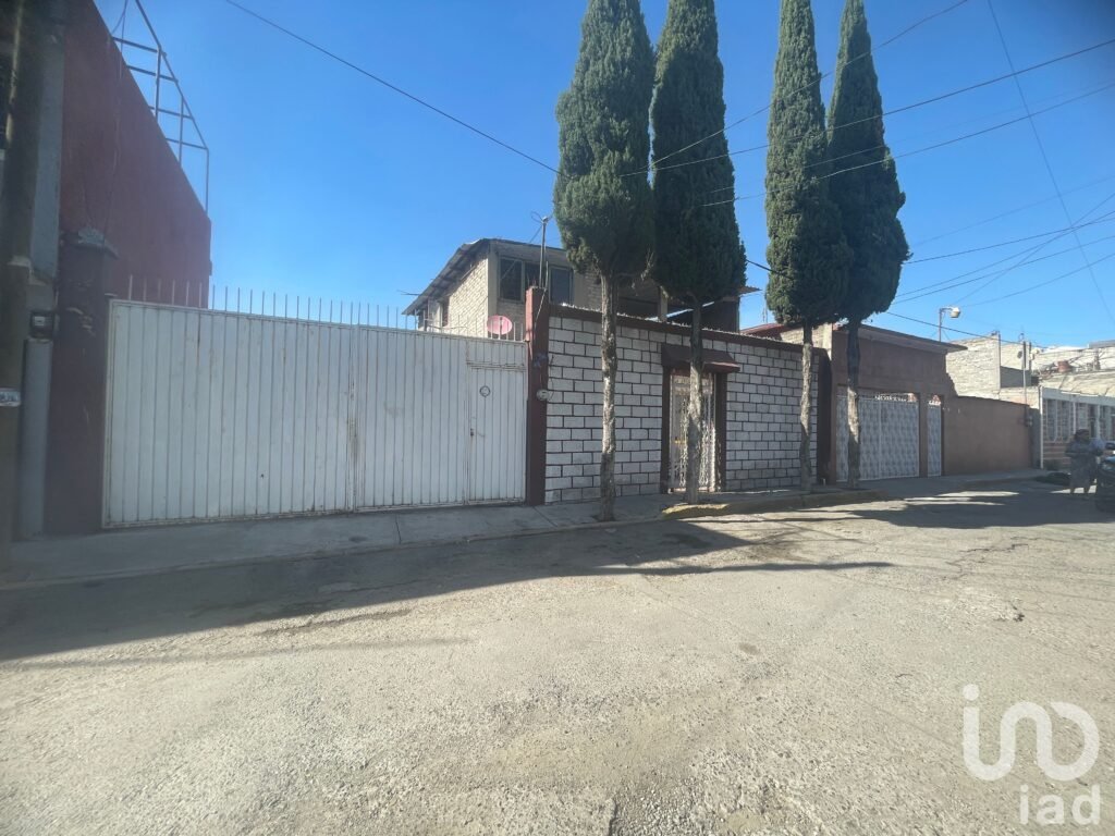 Inmueble con dos viviendas y amplio terreno