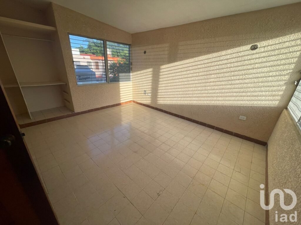 CASA EN VENTA EN LA COLONIA NUEVA ALEMAN, MERIDA, YUCATÁN 4 RECAMARAS