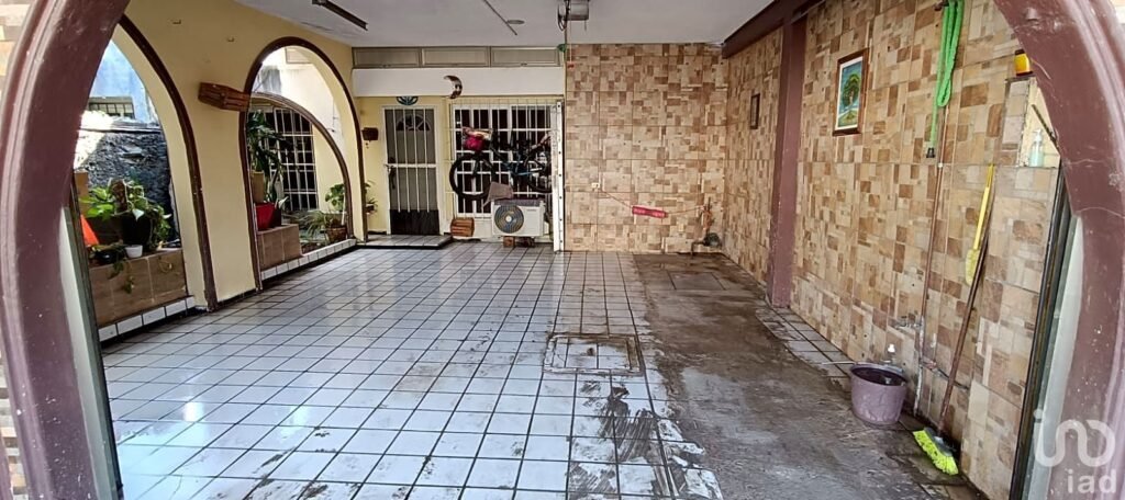CASA EN VENTA EN EL FRACC. FLORES DEL VALLE, VERACRUZ, VER.