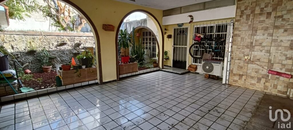 CASA EN VENTA EN EL FRACC. FLORES DEL VALLE, VERACRUZ, VER.