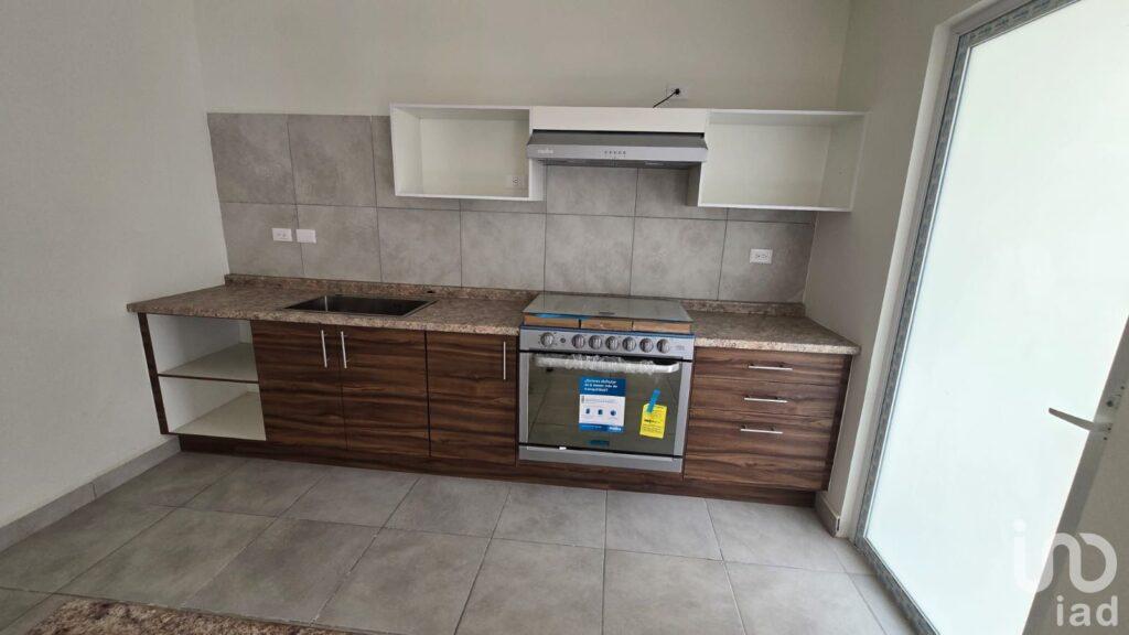 Casa de 3 recámaras en VENTA sobre Anillo Periférico en SGS