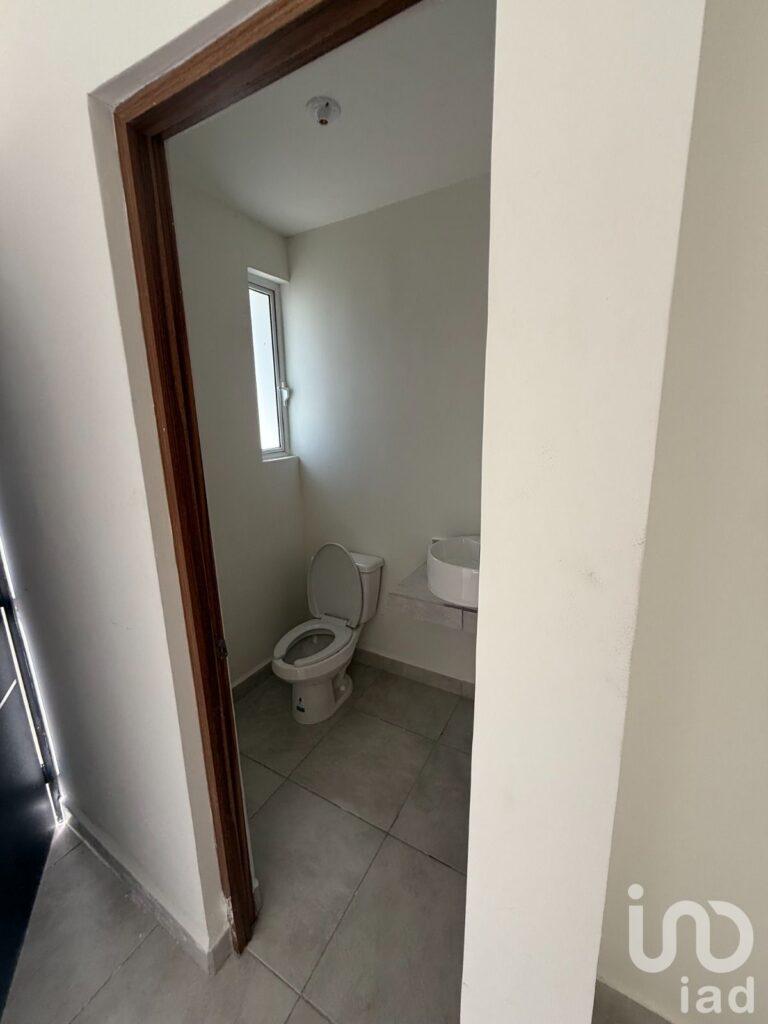 Casa de 3 recámaras en VENTA sobre Anillo Periférico en SGS