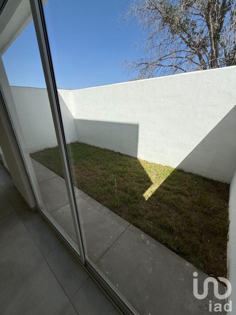 Casa de 3 recámaras en VENTA sobre Anillo Periférico en SGS