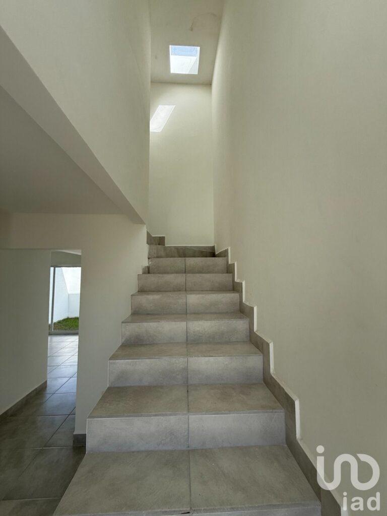 Casa de 3 recámaras en VENTA sobre Anillo Periférico en SGS