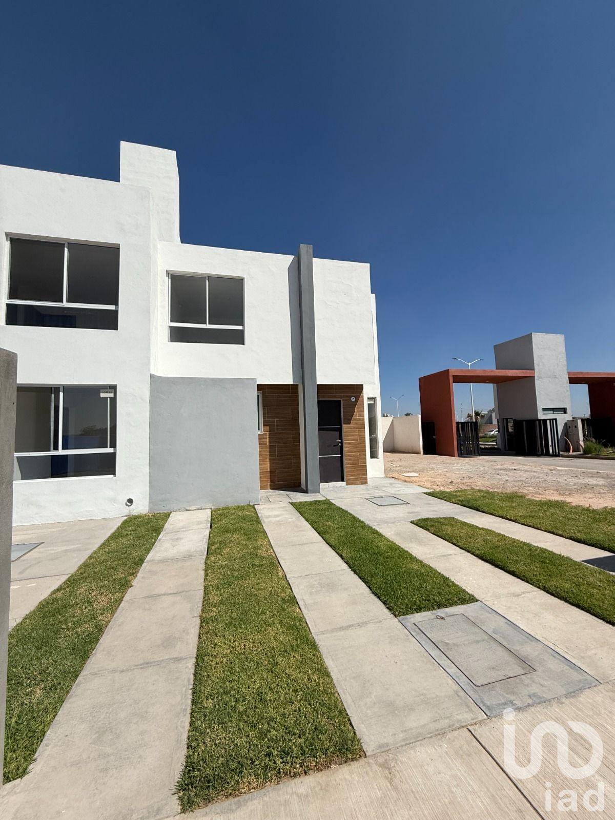 Casa de 3 recámaras en VENTA sobre Anillo Periférico en SGS