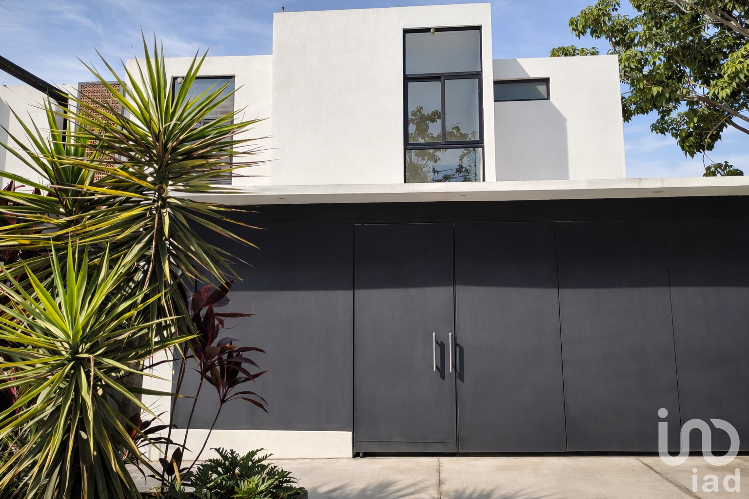 Casa en Venta. 3 Rec, Fácil acceso en Colima Norte, zona arbolada.