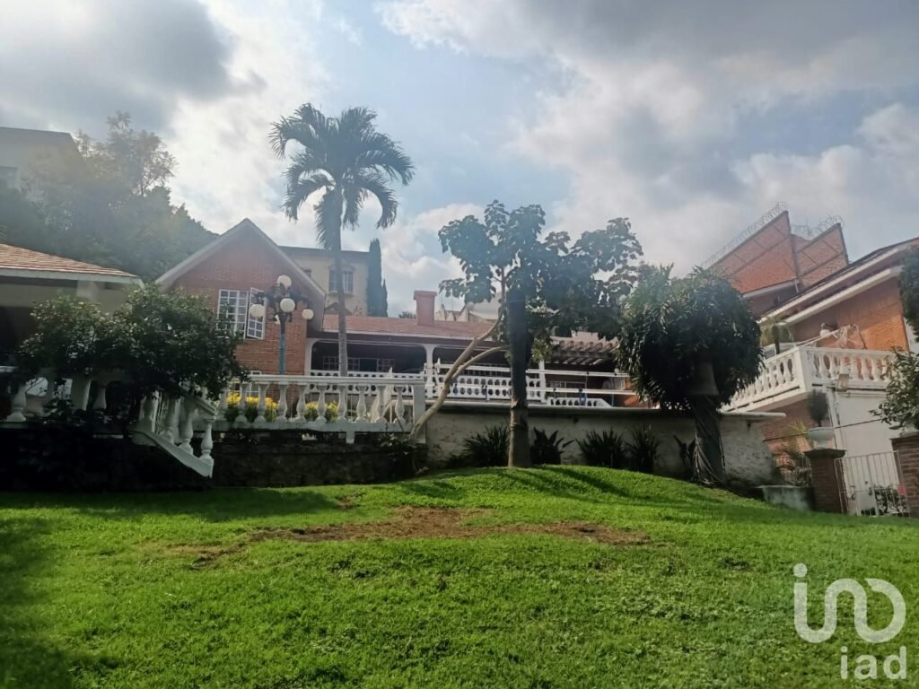 TU OASIS CON JARDÍN Y ALBERCA  EN LA PRADERA , CUERNAVACA VIVE EL ENCANTO DE ESTA CASA ....
