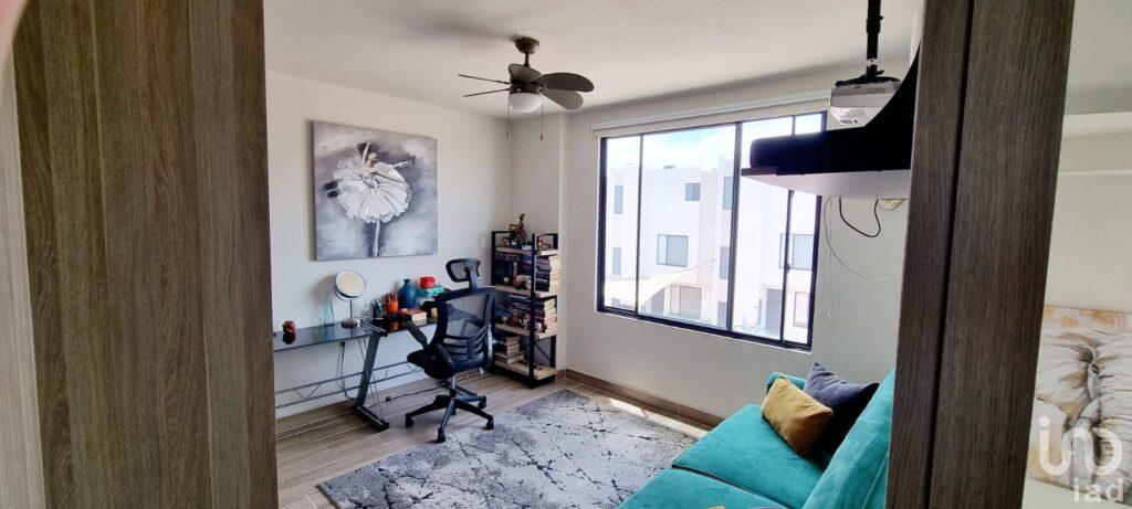 Casa en Venta de 3 Habitaciones, Alberca, 2 Estacionamientos con Seguridad 24hrs