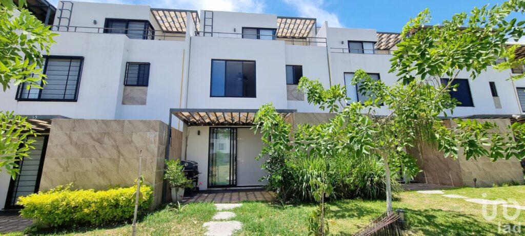 Casa en Venta de 3 Habitaciones, Alberca, 2 Estacionamientos con Seguridad 24hrs