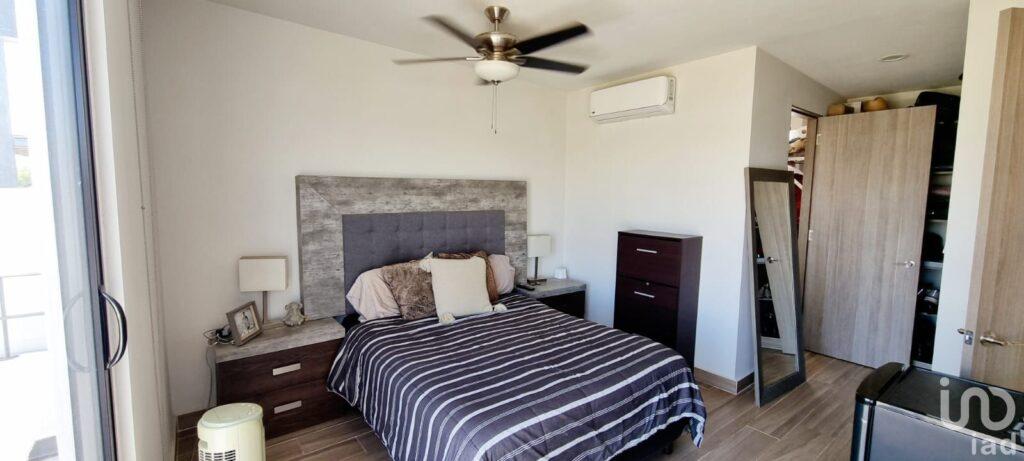 Casa en Venta de 3 Habitaciones, Alberca, 2 Estacionamientos con Seguridad 24hrs